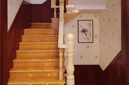 亭湖中式别墅室内汉白玉石楼梯的定制安装装饰效果